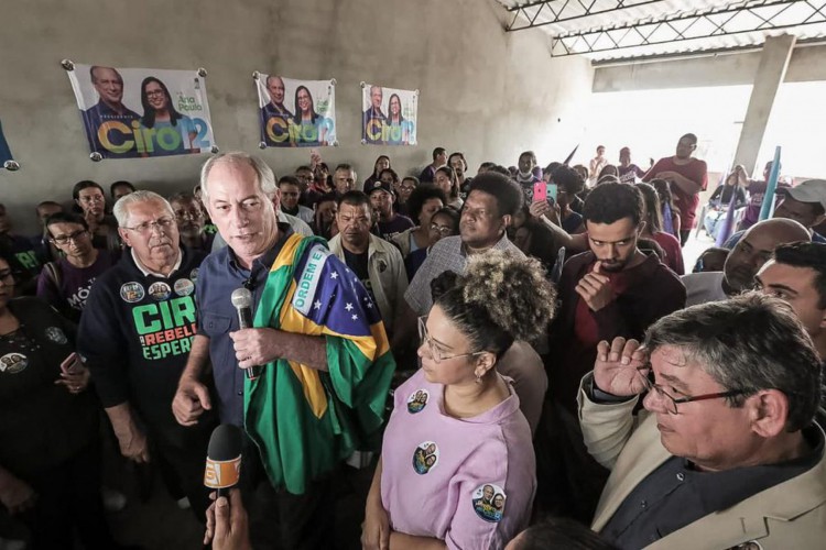 Ciro defende  inclusão de programa de renda mínima na Constituição