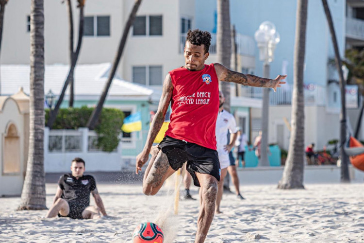 Gleison Sousa atuando no futebol de areia