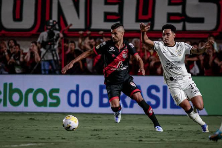 Jorginho e Du Queiroz disputando a bola na partida entre Atlético-GO x Corinthians