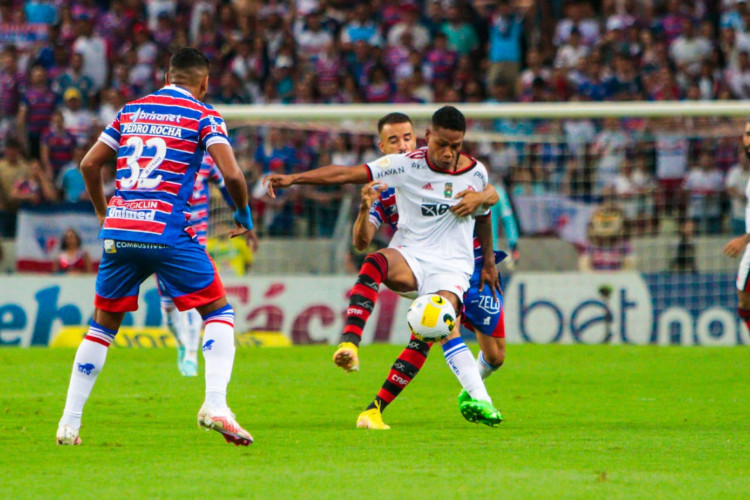 Jogadores de Fortaleza e Flamengo disputando na Arena Castelão 