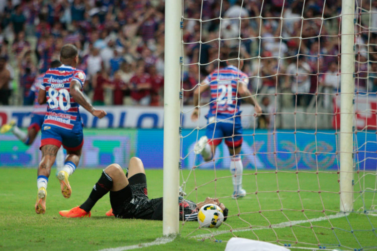 Registro da vitória do Fortaleza por 3 a 2 sobre o Flamengo na Arena Castelão, pelo Brasileirão 