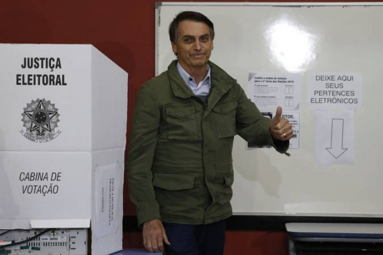 Bolsonaro ao votar em 2018