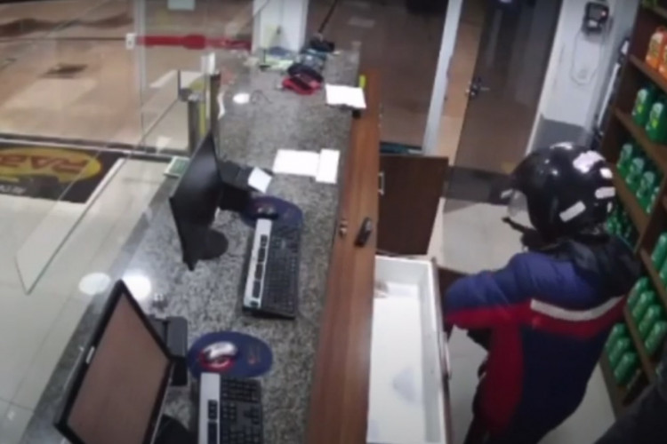 C&acirc;meras de seguran&ccedil;a flagram desde a chegada at&eacute; momento da fuga dos infratores