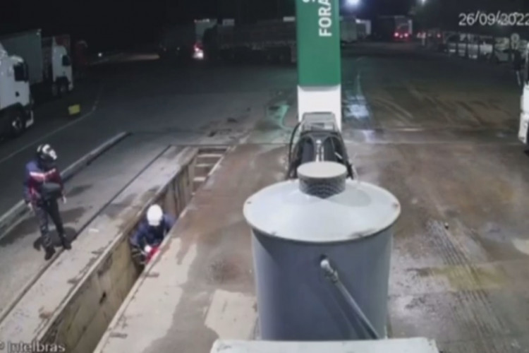  Momento em que eles caem pela primeira vez, em vala do posto de gasolina