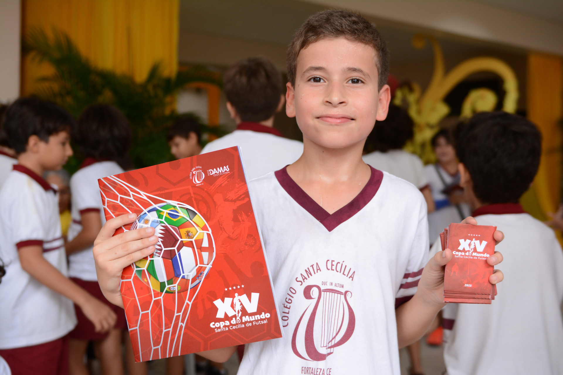 Vin&iacute;cius Lima Santos (2&ordm; ano EF) estreou este ano nos jogos e mostra o &aacute;lbum de figurinhas que coleciona desde o ano passado 