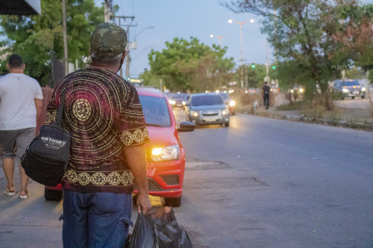O transporte informal no viaduto do bairro Antônio Bezerra, em Fortaleza, é uma alternativa para quem não conseguiu passagens com antecedência pelas empresas de transporte intermunicipal no Ceará