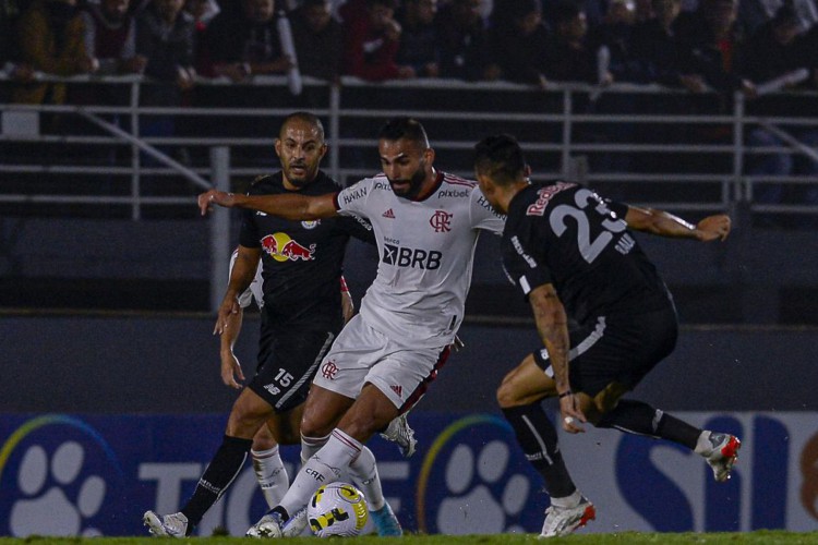 Com volta de titulares, Flamengo encara Bragantino pelo Brasileirão