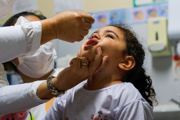 Campanha de Vacina&ccedil;&atilde;o Contra a Poliomelite, no Posto de Sa&uacute;de Irm&atilde; Herc&iacute;lia