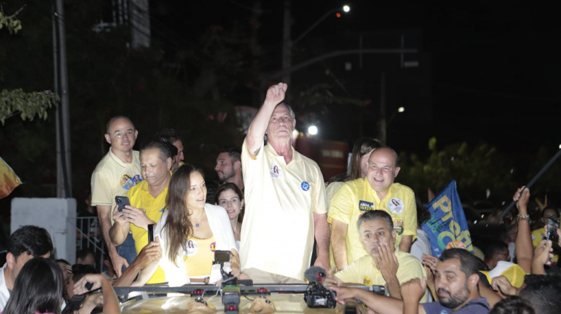 Ciro Gomes ao lado de aliados durante carreata em Sobral nesta sexta-feira, 30 de setembro (foto:...