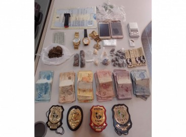 Ao chegar na casa da mulher durante investigação, policiais encontraram drogas, arma, joias e dinheiro 