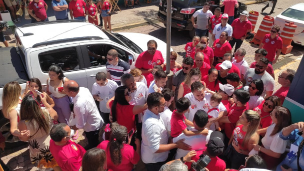 Camilo Santana (PT) chega em local de votação, em Barbalha