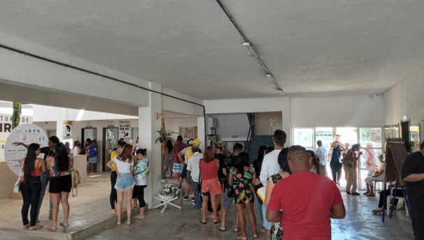 Escola no centro de Aquiraz tem longas filas no período da tarde