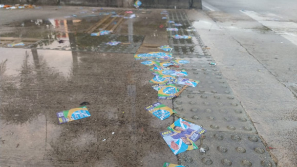 Santinhos jogados no chão na avenida Aguanambi, perto do BRT