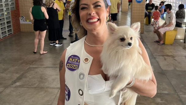 A candidata a deputada estadual Natália Herculano (PSDB) votou no Ari de Sá da Monsenhor Catão, por volta das 11 horas. Foi acompanhada de 