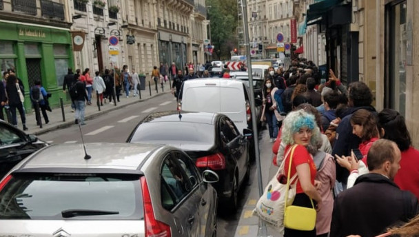 Brasileiros enfrentam fila para votar em Paris
