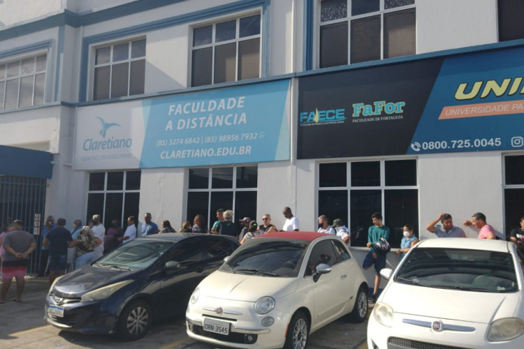 Fila de eleitores em Fortaleza.
