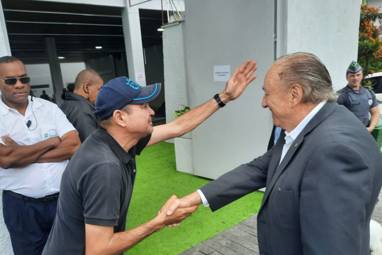 Constituinte Eymael vota em escola na cidade de São Paulo