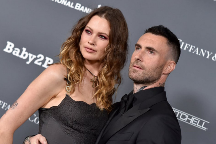 A modelo Behati Prinsloo está grávida do terceiro filho com Adam