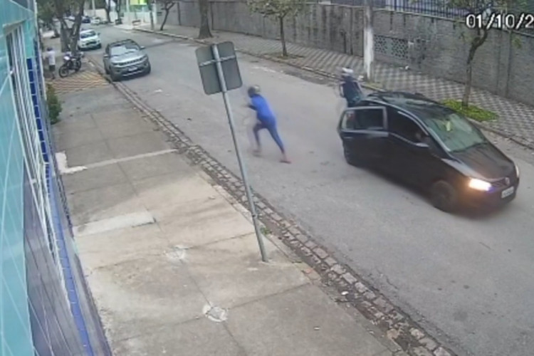 Assaltantes chegaram em carro preto para assaltar moto e celular da vítima