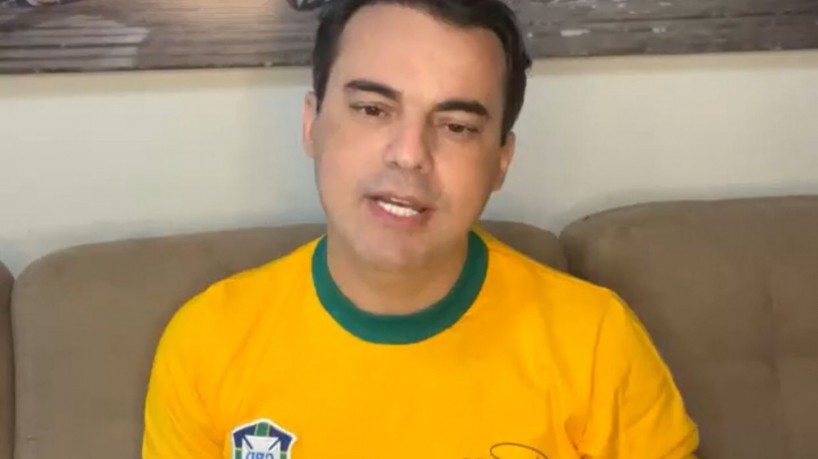 Vestido com camisa da seleção brasileira, Capitão Wagner anuncia voto em Bolsonaro (foto: Repr...