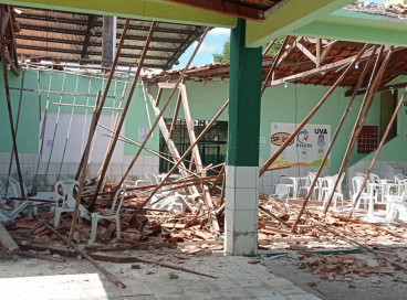 Teto do refeitório da Escola Estadual Vilebaldo Aguiar, em Coreaú, desabou na manhã desta terça-feira, 4 de outubro 