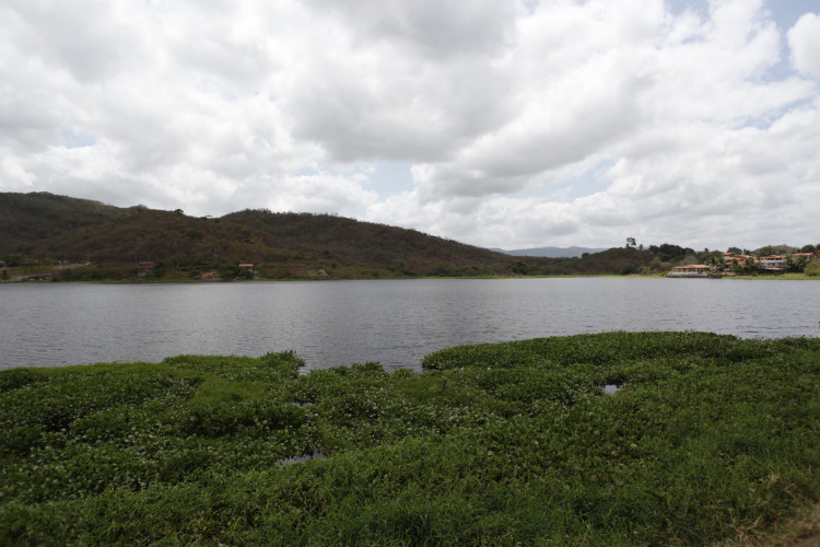 Tempo chuvoso no açude Penedo, em Maranguape, uma das cidades cearenses com registro de chuvas neste domingo, 25
