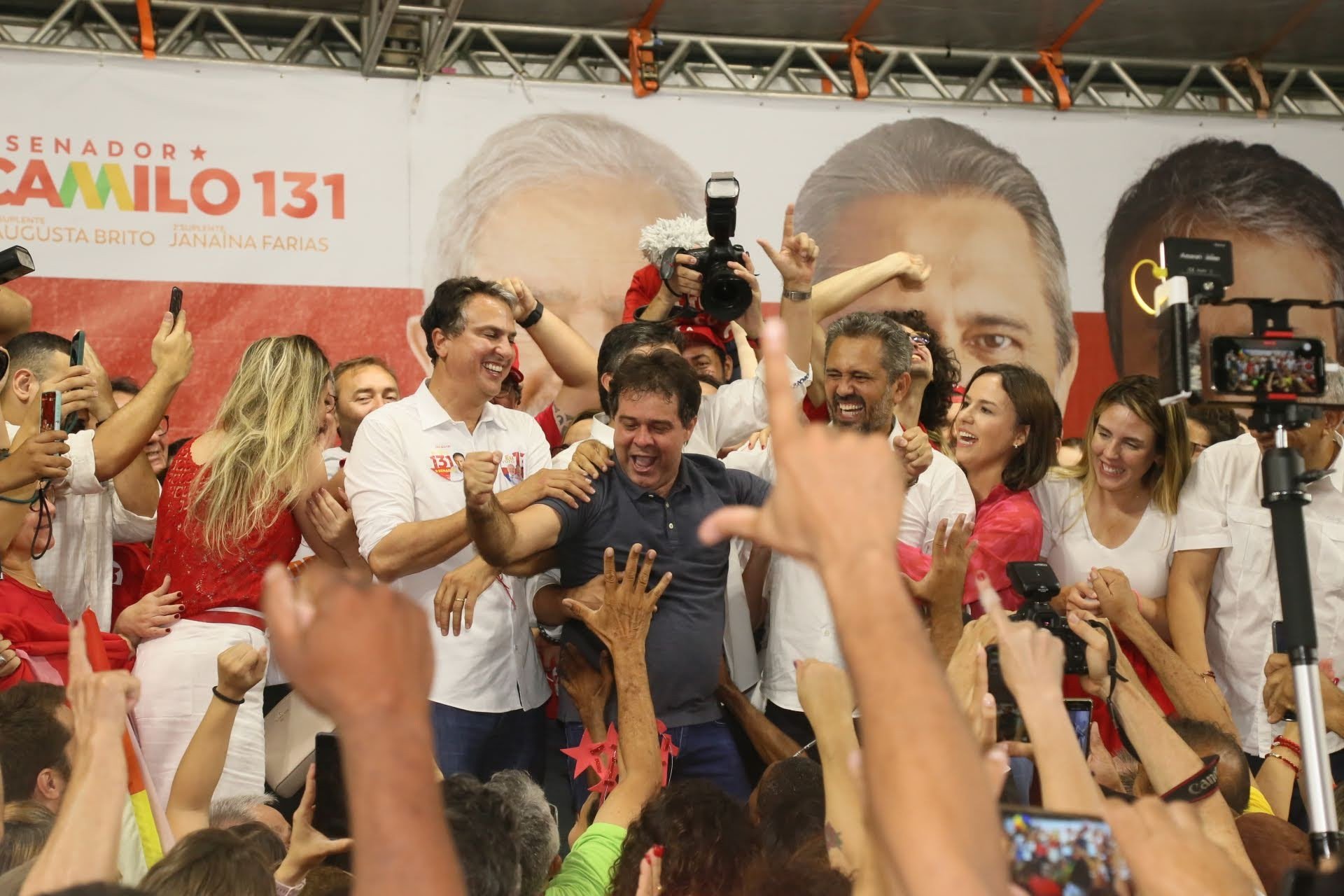Evandro Leitão (entre Camilo e Elmano) foi um dos mais eufóricos na festa da vitória dos petistas (Foto: Hiane Braun/Divulgação)