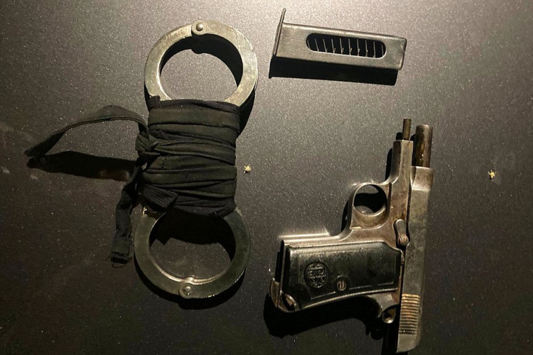 O homem, que estaria em surto psicótico, estava com uma arma