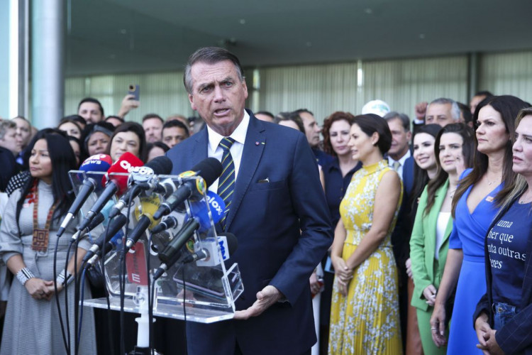 O candidato à Presidência pelo PL, Jair Bolsonaro, recebeu hoje (6) no Palácio da Alvorada um grupo de deputados federais e governadores reeleitos, que manifestou seu apoio à reeleição do mandatário.