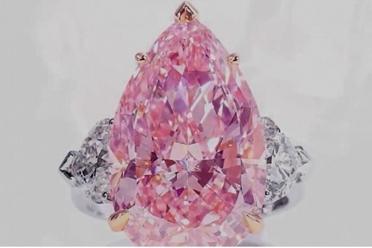 Foto de apoio ilustrativo: Em 2017, outro diamante rosa, mas de 59,60 quilates, foi leiloado por US$ 71,2 milh&otilde;es.
