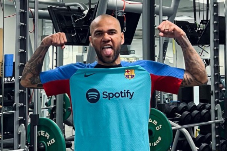 Daniel Alves treina nas instalações do Barcelona