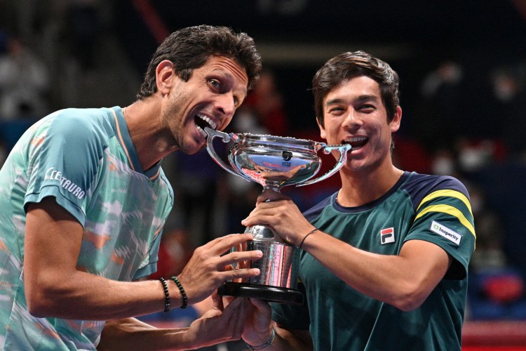 Marcelo Melo comemora o título em Tóquio ao lado do parceiro nas duplas, o norte-americano Mackenzie McDonald 