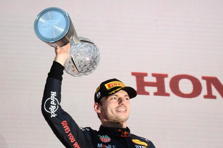 Verstappen vibra com conquista no Japão