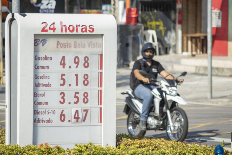 Maioria do postos tem média de R$ 4,99 no valor do litro da gasolina (Foto: Samuel Setubal/ Especial para O Povo)