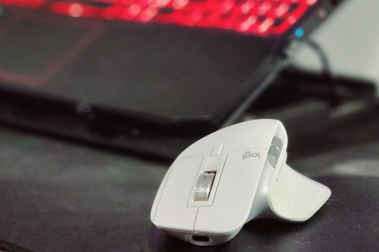 Logitech MX Master 3S é um mouse sem fio versátil e focado em produtividade