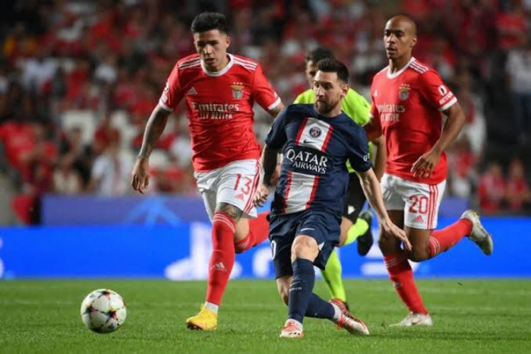Atacante Messi finalizando em duelo com o Benfica, pela Champions League, nesta temporada