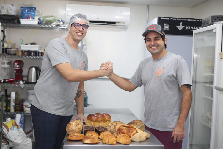 Neto e Gabriel, propriet&aacute;rios da Ip&ecirc; Padaria Artesanal