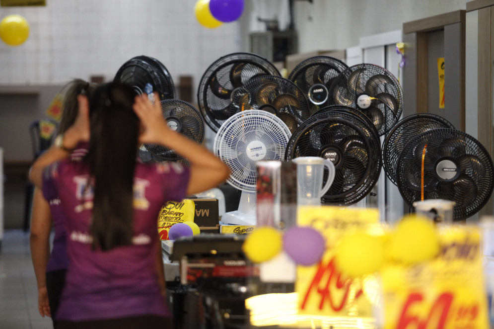 Venda de ventilador para suportar a Onda de calor em Fortaleza(Foto: FÁBIO LIMA)