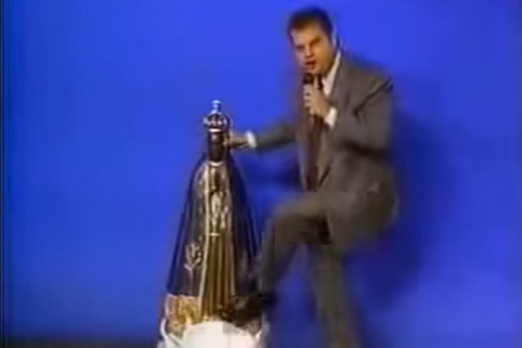 Bispo Sérgio Von Helder ao chutar imagem de Nossa Senhora Aparecida