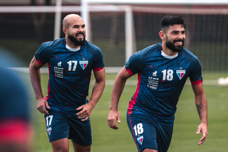 Volante Zé Welison e atacante Silvio Romero em treino do Fortaleza no CT do Dragão, em Goiânia