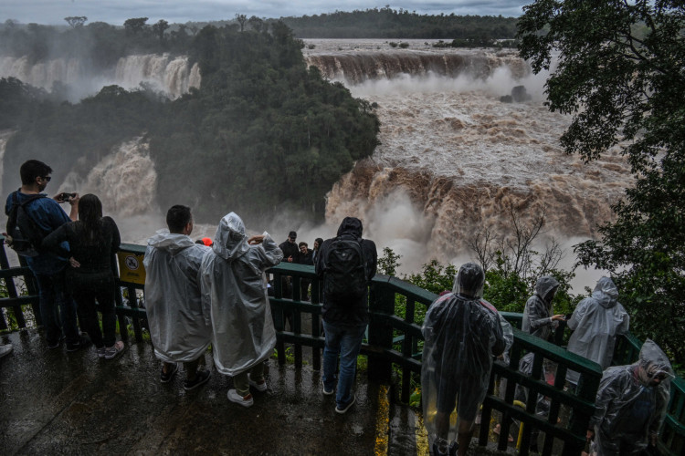 Turistas apreciam as cataratas do Iguaçu
