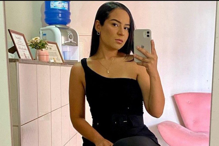Luana Aguiar, de 24 anos, é extensionista de cílios e manicure. Ela tenta reaprender a trabalhar após ser baleada durante um assalto e perder a visão do olho direito 
