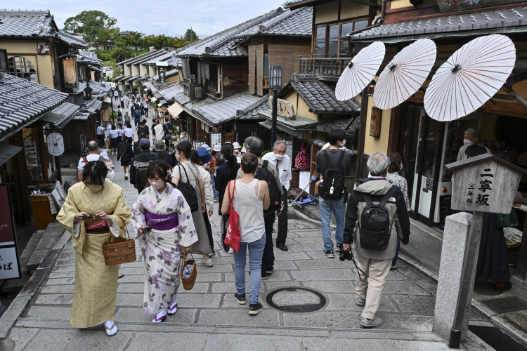 Visitantes caminham por uma das ruas repletas de lojas e restaurantes turísticos que levam ao templo Kiyomizu-dera em Kyoto em 13 de outubro de 2022