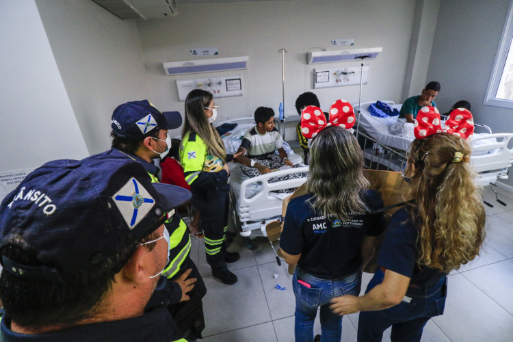 FORTALEZA, CE, BRASIL, 14.10.2022: AMC realiza ação de conscientização das normas de transito com crianças no IJF  (Foto: Thais Mesquita/OPOVO)