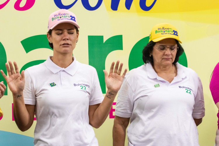 Damares Alves e Michelle Bolsonaro em ato em Fortaleza
