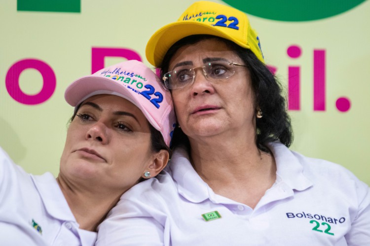 A ex-primeira-dama Michelle Bolsonaro (&agrave; esquerda na foto) e a senadora Damares Alves