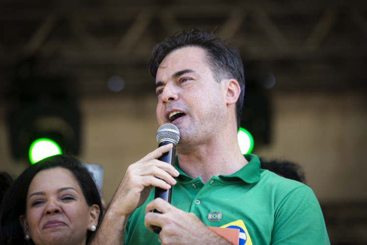 ￼WAGNER foi um dos 185 deputados que assinou o requerimento por abertura de CPI