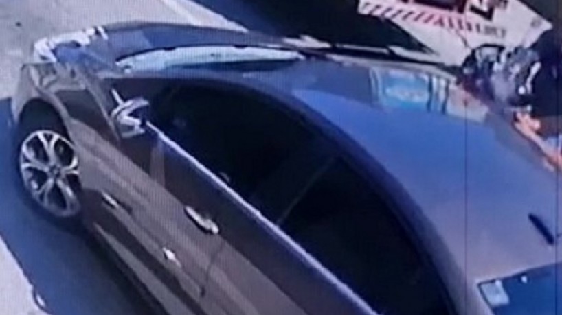 Câmeras de vigilância registraram o momento em que dois motociclistas emparelham com um veícul...