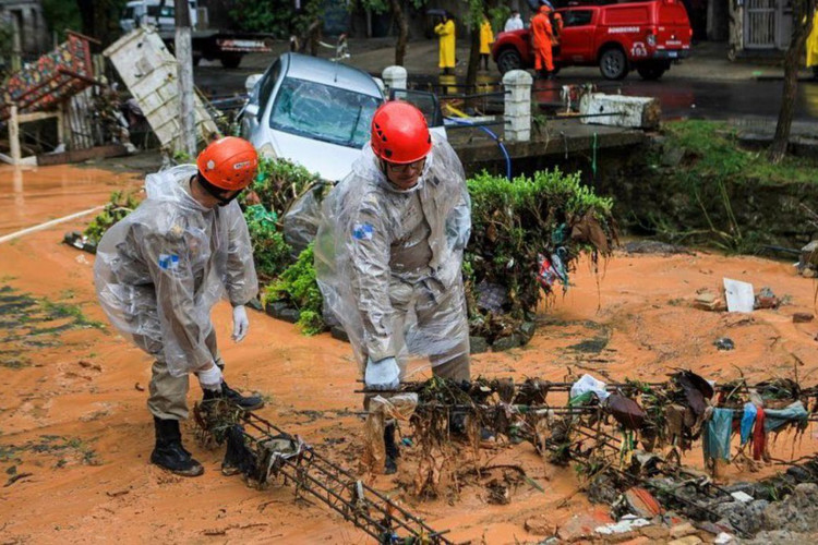 Nossos militares seguem na missão de resgate em Petrópolis na tarde deata segunda-feira (21.03). 

Na Rua Washington Luis, no Centro, houve deslizamento de terra e desabamento de imóveis.