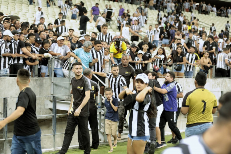 Torcida do Ceará entra no gramado do Castelão durante confusão no jogo contra o Cuiabá pelo Campeonato Brasileiro